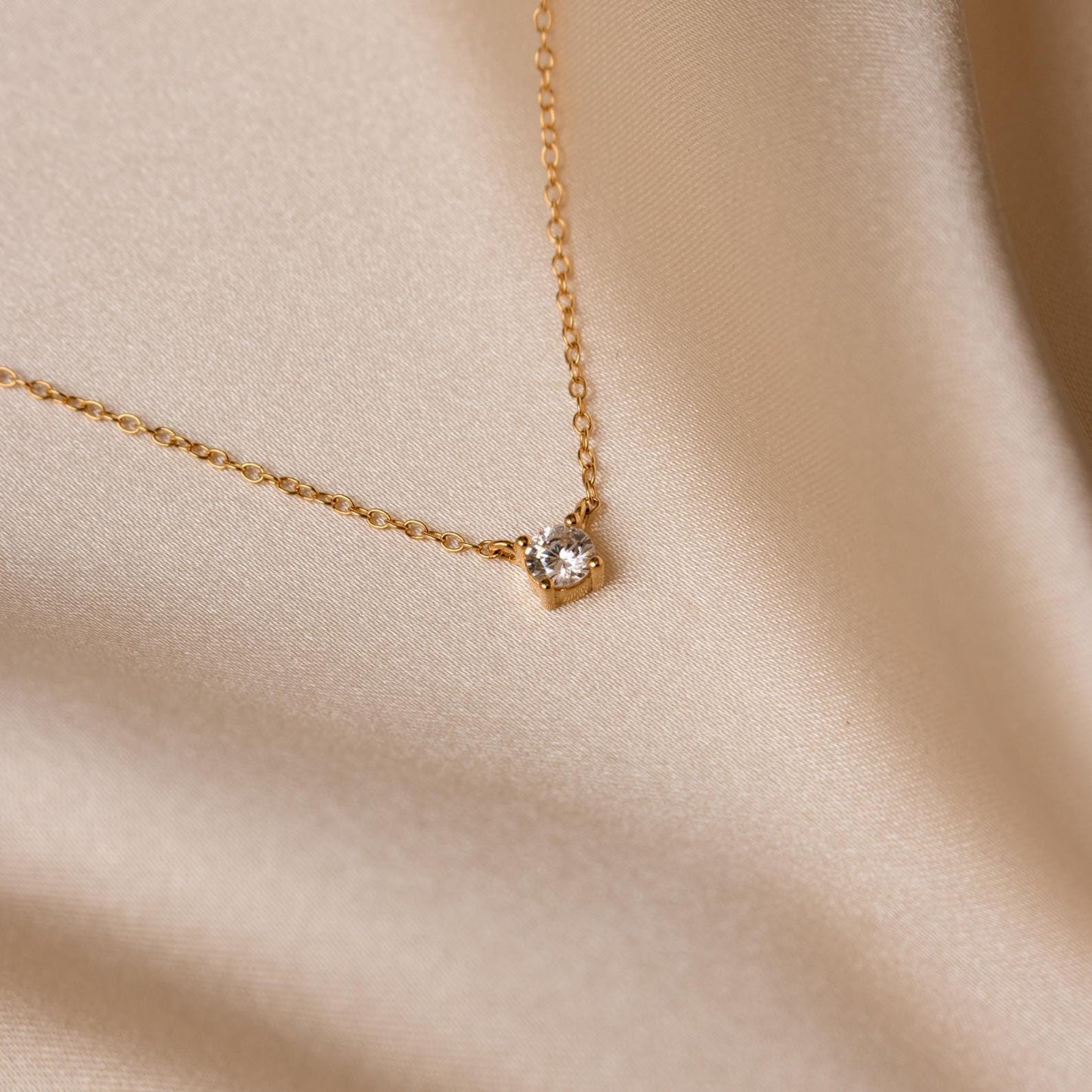 DAINTY DIAMOND NECKLACE